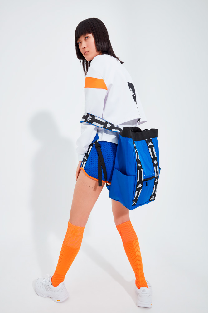Kappa modelo femenina con mochila azul Mochila Kappa