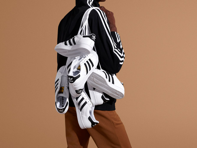 modelo con zapatillas adidas cargadas al hombro campaña adidas