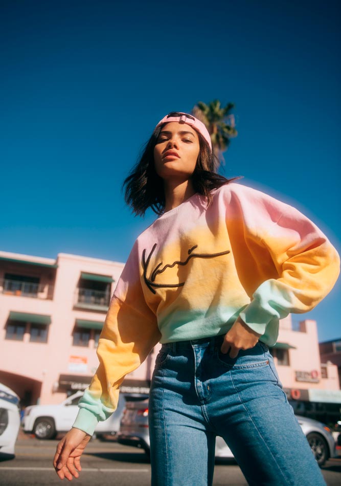 modelo con sudadera multicolor colección primavera verano Karl Kani