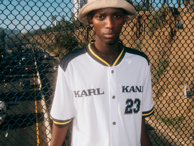 modelo delante de carretera alambrada chaqueta beisbol Karl Kani