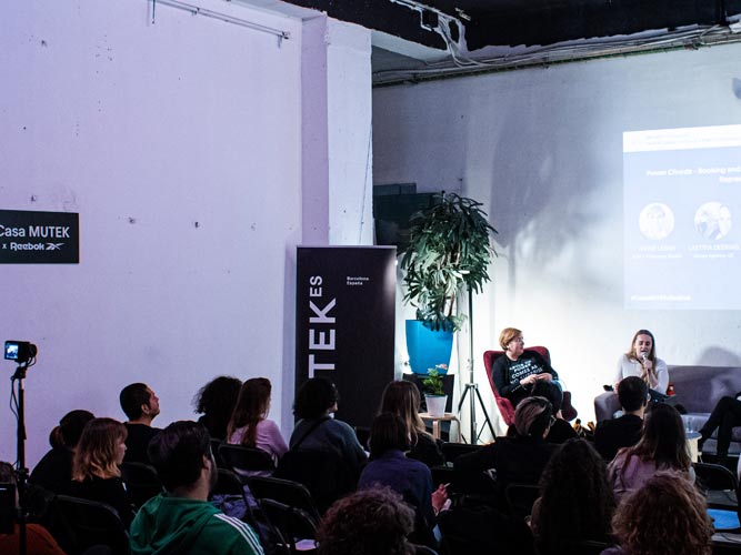 personas escuchando una conferencia Casa Mutek por Reebok