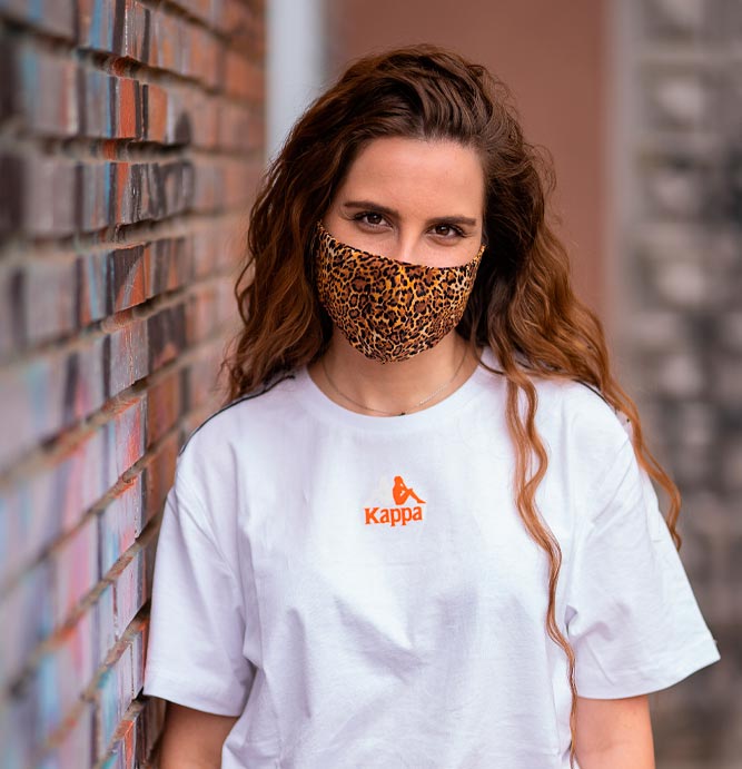 modelo con camiseta Kappa Kappa camiseta blanca
