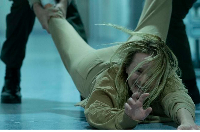 imagen de El Hombre Invisible escena de Elisabeth Moss en El Hombre Invisible