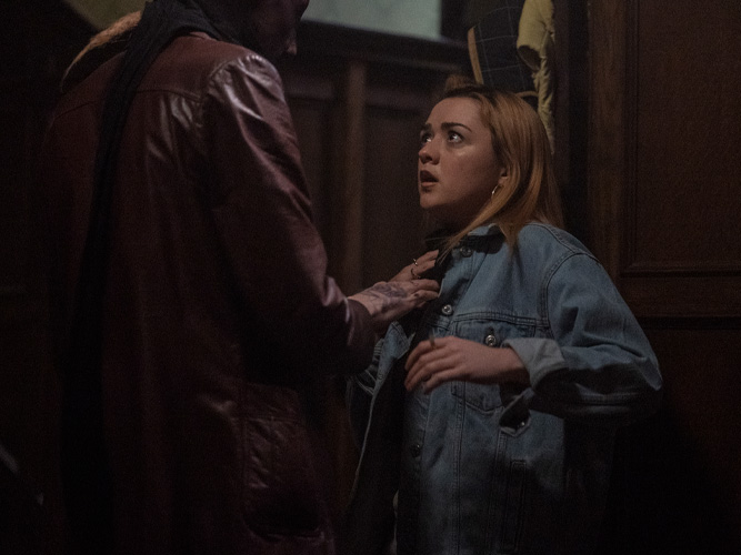 actriz Maisie Williams en The Owners escena película The Owners